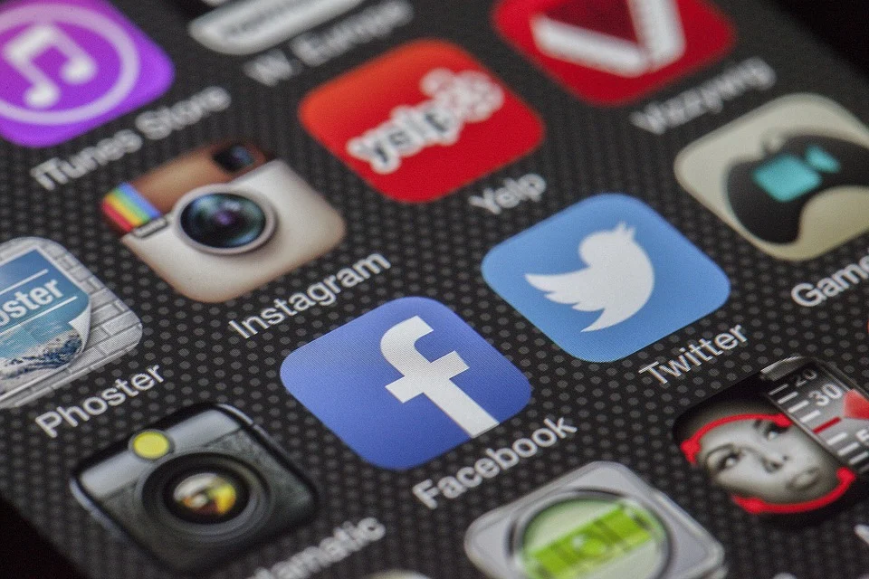 ما هي عقوبات السب والقذف على مواقع التواصل الاجتماعي ؟