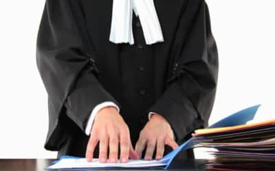 ما هي عقوبة الجمع بين المحاماة والوظيفة العامة ؟