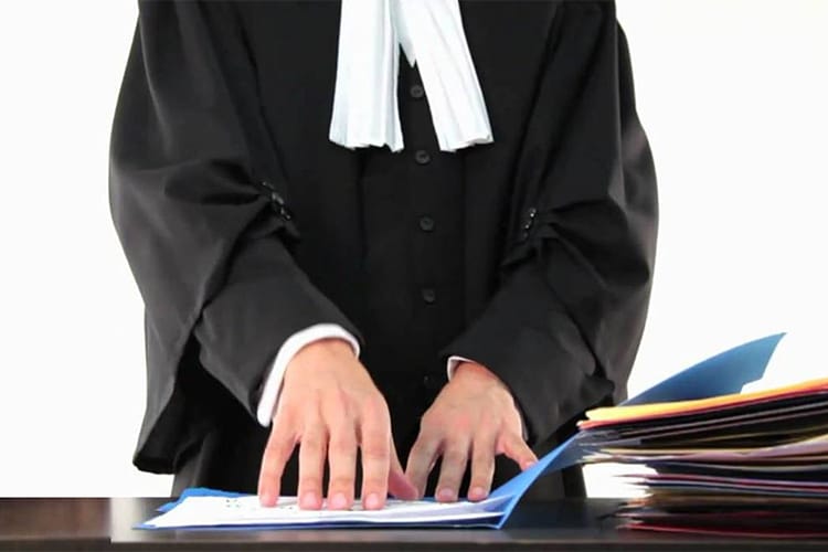 ما هي عقوبة الجمع بين المحاماة والوظيفة العامة ؟