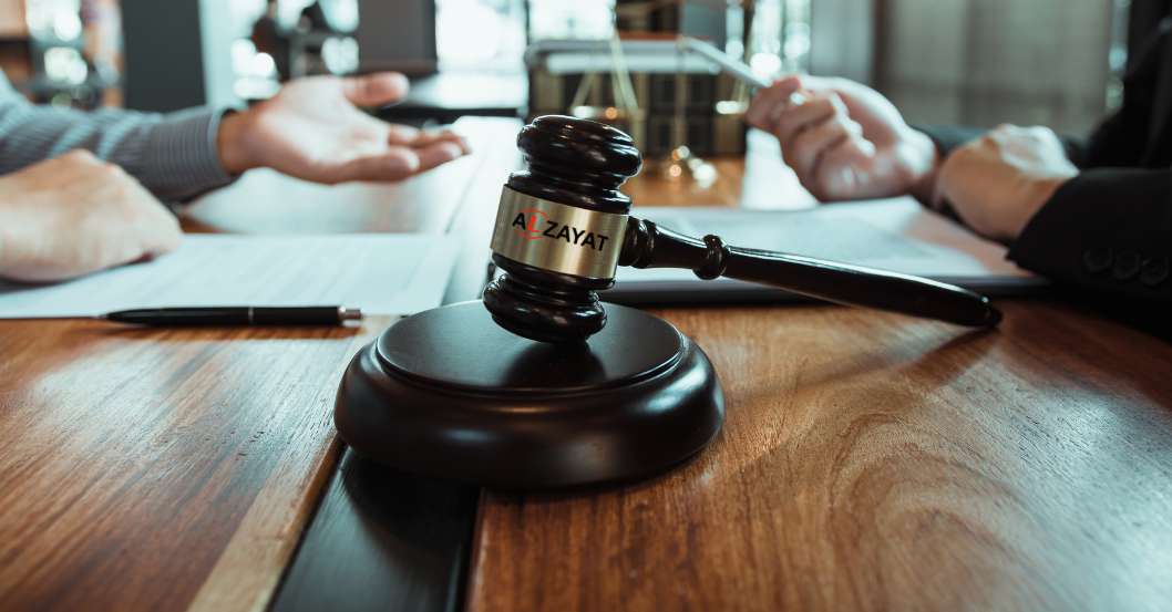 Un avocat conseillant un client dans un bureau, discutant des options stratégiques pour l'exécution provisoire des jugements en Égypte