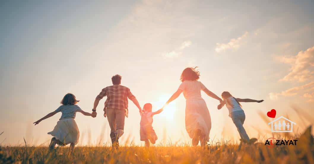 Une famille tenant la main d'un enfant entre eux, marchant vers la lumière, représentant une adoption réussie.
