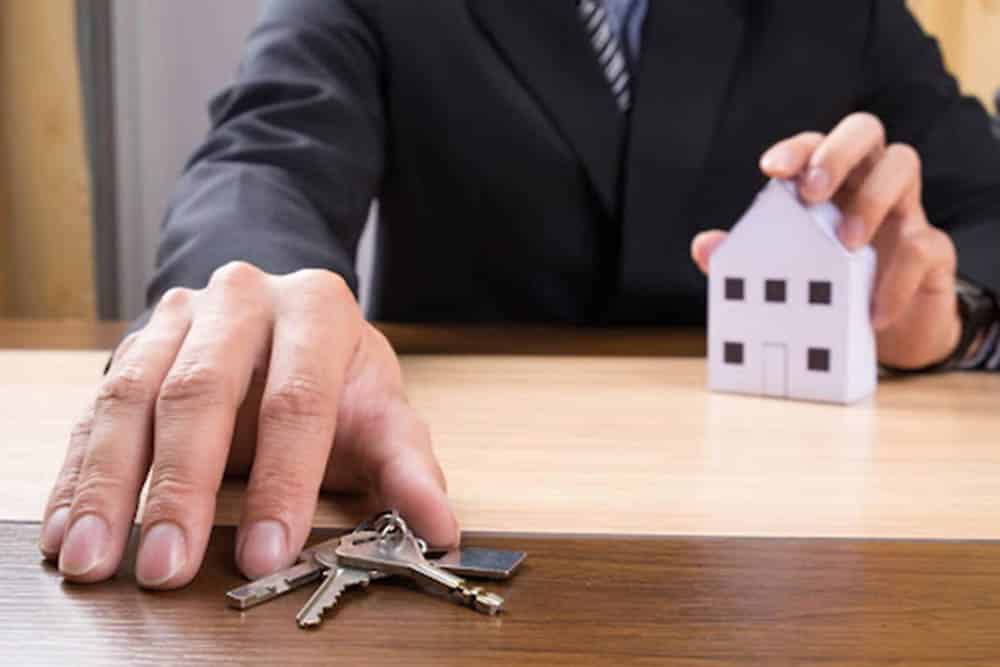 الاعتبارات القانونية عند توقيع عقد نقل ملكية الأراضي والعقارات