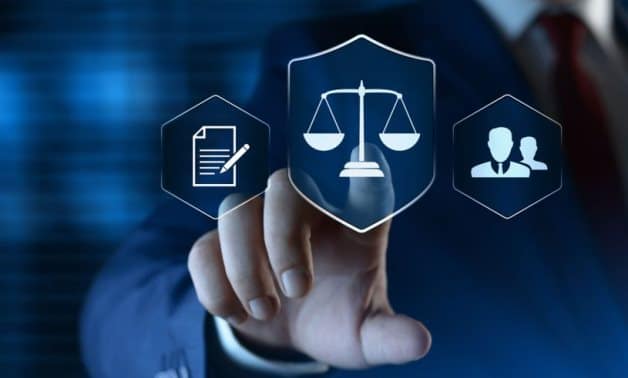 تحليل الإطار القانوني في الذكاء الاصطناعي: التـحديات والفـرص