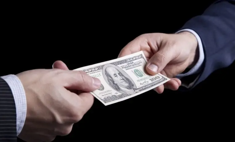 مقارنة بين عقود المعاوضة والتبرع