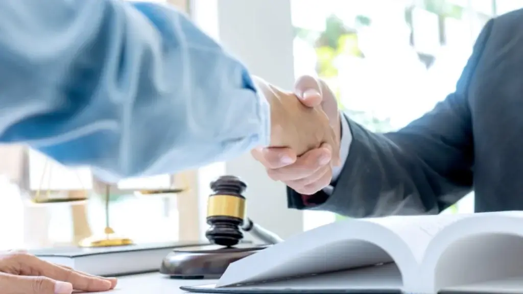 التحكيـم في حل المنازعـات: مفهومـه وأركانـه وصـور إتفـاق التحكيـم